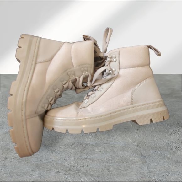 Dr martens comb style lace up boots size 9 light gray - Picture 3 of 15